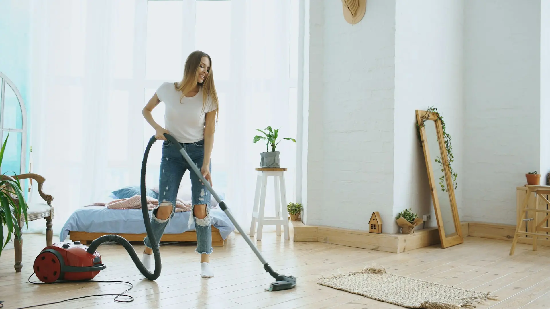 House cleaner using Hotlyne's client project tracking app
